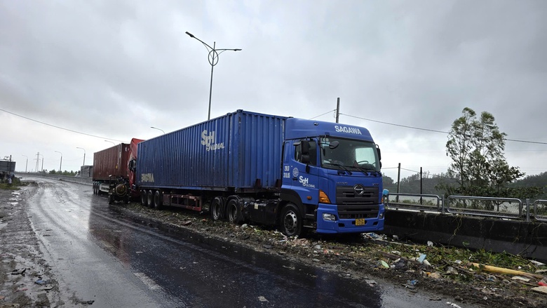 Quốc lộ 1A hư hỏng sau lũ: Nền đường xói lở, hàng loạt ô tô chết máy ngổn ngang- Ảnh 6. Quốc lộ 1A hư hỏng sau lũ: Nền đường xói lở, hàng loạt ô tô chết máy ngổn ngang- Ảnh 6.