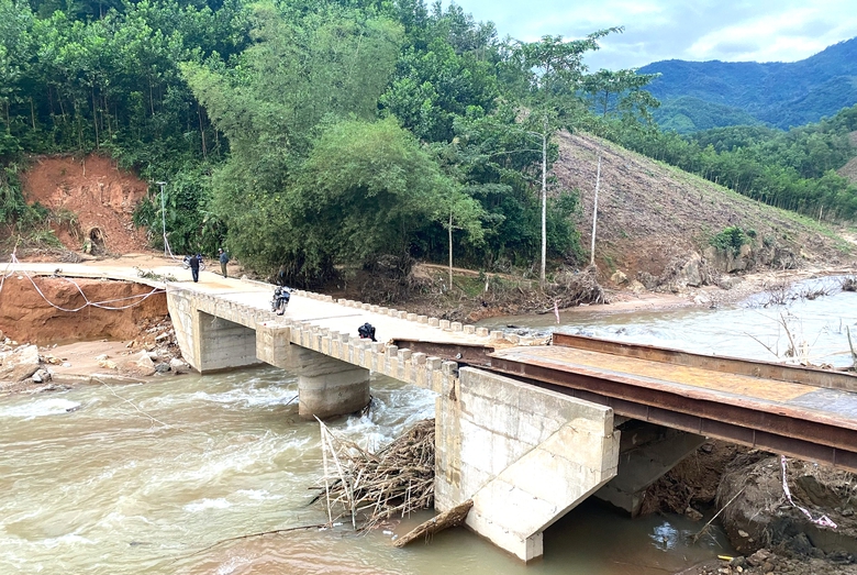 Lắp xong cầu tạm, ph&aacute; thế c&ocirc; lập h&agrave;ng trăm người d&acirc;n ở miền n&uacute;i Quảng Ng&atilde;i- Ảnh 1.