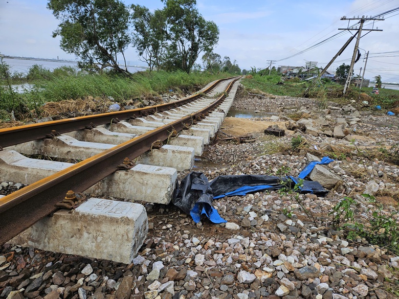 Trước 27/11 khắc phục xong hơn 60 điểm sạt lở tr&ecirc;n tuyến đường sắt Bắc - Nam- Ảnh 4.