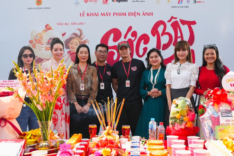Đạo diễn Khoa Nguyễn v&agrave; d&agrave;n diễn vi&ecirc;n gạo cội của đo&agrave;n l&agrave;m phim.