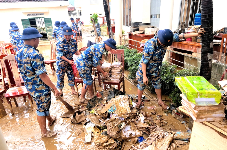 H&agrave;ng ngh&igrave;n c&aacute;n bộ, chiến sĩ hỗ trợ người d&acirc;n Kh&aacute;nh H&ograve;a, Đắk Lắk dọn dẹp sau lũ- Ảnh 4.