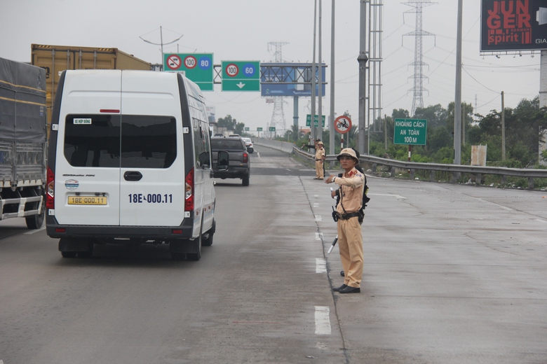 Giao th&ocirc;ng tr&ecirc;n cao tốc TP.HCM - Trung Lương ra sao sau gần 1 th&aacute;ng th&iacute; điểm ph&acirc;n l&agrave;n?- Ảnh 1.