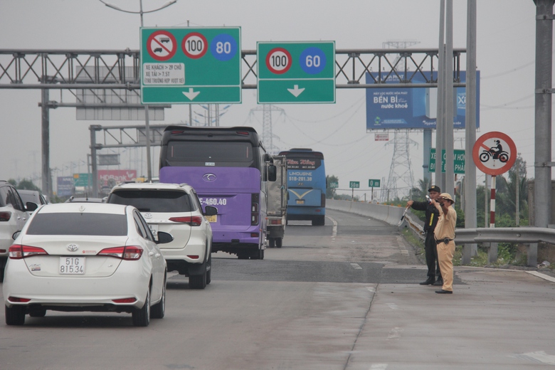 Giao th&ocirc;ng tr&ecirc;n cao tốc TP.HCM - Trung Lương ra sao sau gần 1 th&aacute;ng th&iacute; điểm ph&acirc;n l&agrave;n?- Ảnh 2.