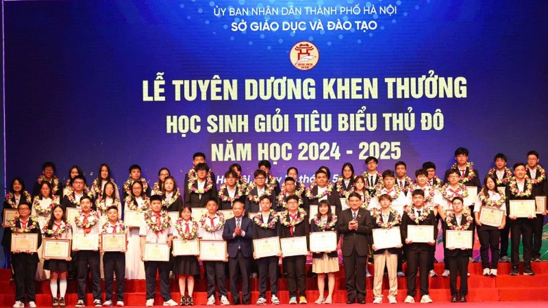 H&agrave; Nội khen thưởng học sinh, sinh vi&ecirc;n xuất sắc, ti&ecirc;u biểu l&agrave; người d&acirc;n tộc thiểu số- Ảnh 1.