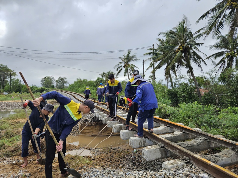 Trước 27/11 khắc phục xong hơn 60 điểm sạt lở tr&ecirc;n tuyến đường sắt Bắc - Nam- Ảnh 1.