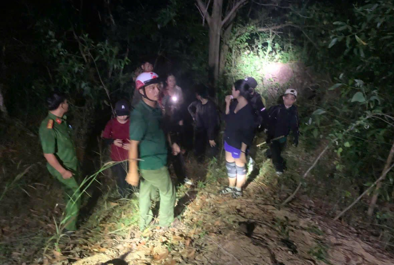 TP.HCM: C&ocirc;ng an giải cứu 9 người đi lạc tr&ecirc;n n&uacute;i Thị Vải trong đ&ecirc;m- Ảnh 1.