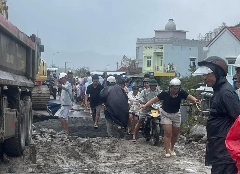 Đắk Lắk: Nỗ lực nối lại mạch m&aacute;u giao th&ocirc;ng cầu L&ograve; Gốm, mở đường cứu trợ v&ugrave;ng ngập lũ- Ảnh 10.