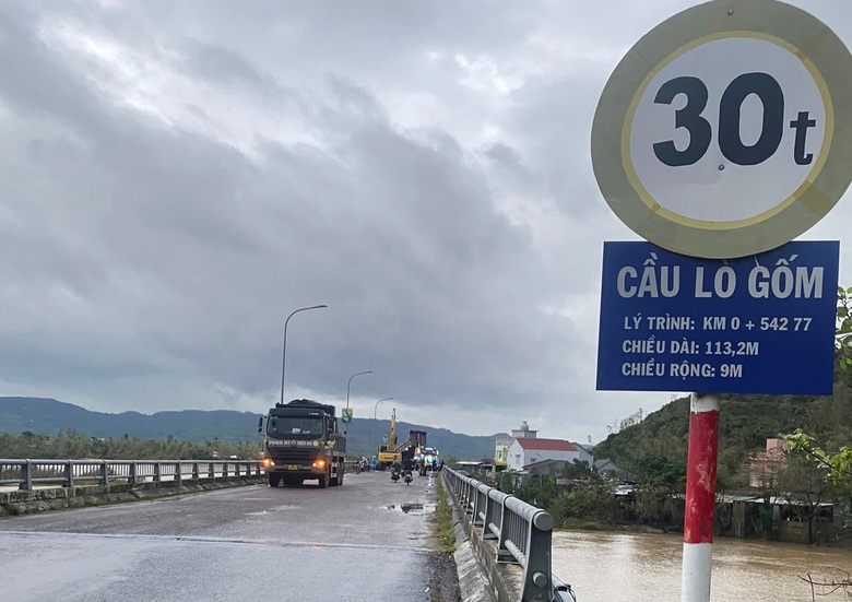 Đắk Lắk: Nỗ lực nối lại mạch m&aacute;u giao th&ocirc;ng cầu L&ograve; Gốm, mở đường cứu trợ v&ugrave;ng ngập lũ- Ảnh 2.