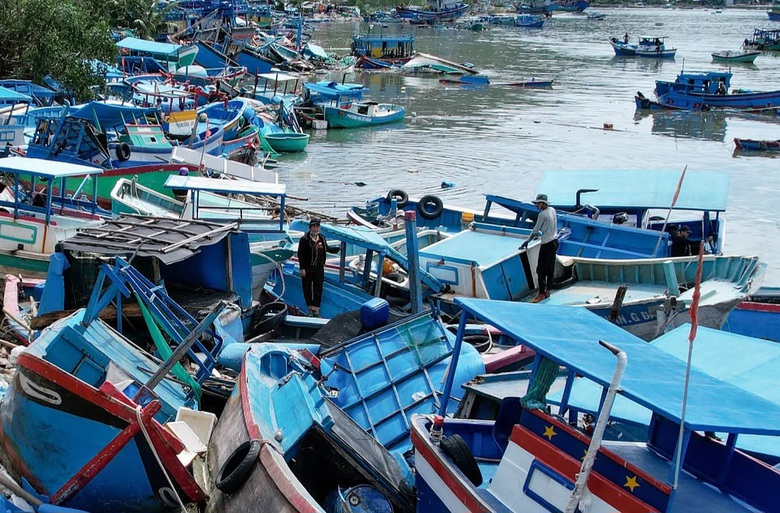 Đắk Lắk: L&agrave;ng ch&agrave;i S&ocirc;ng Cầu tả tơi sau lũ dữ, x&aacute;c t&ocirc;m h&ugrave;m phơi ở vệ đường- Ảnh 7.