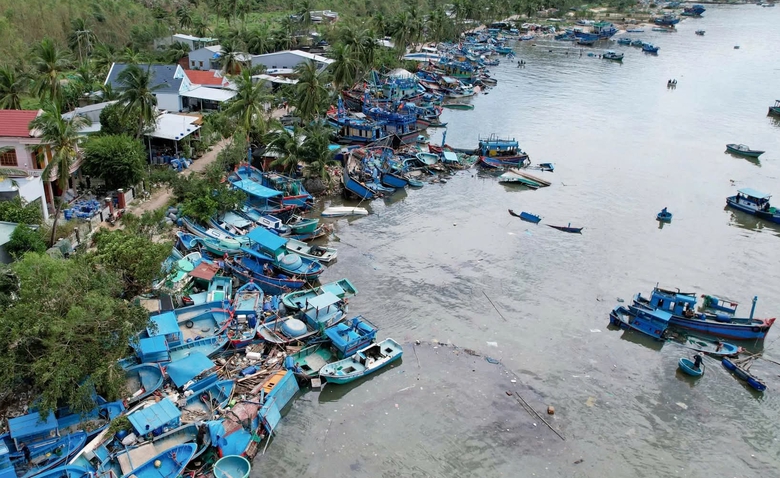 Đắk Lắk: L&agrave;ng ch&agrave;i S&ocirc;ng Cầu tả tơi sau lũ dữ, x&aacute;c t&ocirc;m h&ugrave;m phơi ở vệ đường- Ảnh 8.