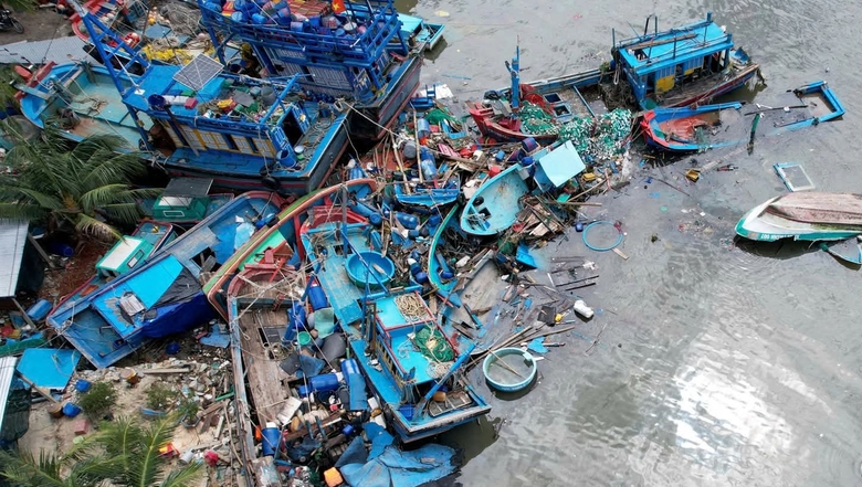 Đắk Lắk: L&agrave;ng ch&agrave;i S&ocirc;ng Cầu tả tơi sau lũ dữ, x&aacute;c t&ocirc;m h&ugrave;m phơi ở vệ đường- Ảnh 5.