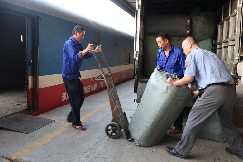 Hơn 15.000 kiện h&agrave;ng cứu trợ được đường sắt chuyển miễn ph&iacute; đến người d&acirc;n v&ugrave;ng b&atilde;o lũ- Ảnh 1.