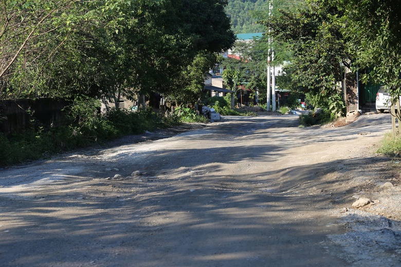 Cảnh s&aacute;t giao th&ocirc;ng Ph&uacute; Thọ xử l&yacute; h&agrave;ng loạt xe tải cỡ lớn c&agrave;y n&aacute;t tuyến đường d&acirc;n sinh- Ảnh 4.