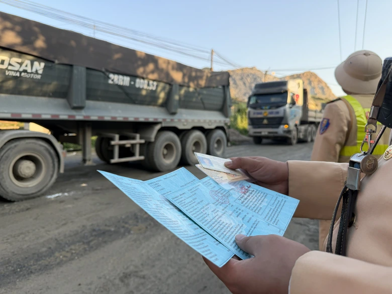 Cảnh s&aacute;t giao th&ocirc;ng Ph&uacute; Thọ xử l&yacute; h&agrave;ng loạt xe tải cỡ lớn c&agrave;y n&aacute;t tuyến đường d&acirc;n sinh- Ảnh 9.