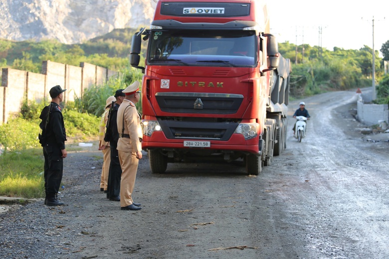 Cảnh s&aacute;t giao th&ocirc;ng Ph&uacute; Thọ xử l&yacute; h&agrave;ng loạt xe tải cỡ lớn c&agrave;y n&aacute;t tuyến đường d&acirc;n sinh- Ảnh 6.