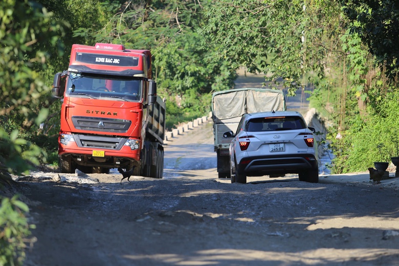 Cảnh s&aacute;t giao th&ocirc;ng Ph&uacute; Thọ xử l&yacute; h&agrave;ng loạt xe tải cỡ lớn c&agrave;y n&aacute;t tuyến đường d&acirc;n sinh- Ảnh 17.