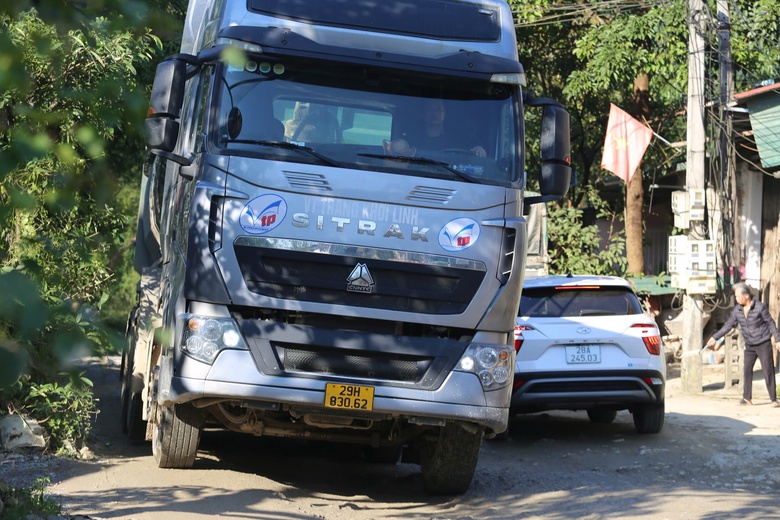 Cảnh s&aacute;t giao th&ocirc;ng Ph&uacute; Thọ xử l&yacute; h&agrave;ng loạt xe tải cỡ lớn c&agrave;y n&aacute;t tuyến đường d&acirc;n sinh- Ảnh 14.