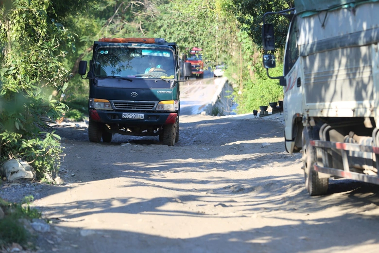 Cảnh s&aacute;t giao th&ocirc;ng Ph&uacute; Thọ xử l&yacute; h&agrave;ng loạt xe tải cỡ lớn c&agrave;y n&aacute;t tuyến đường d&acirc;n sinh- Ảnh 3.