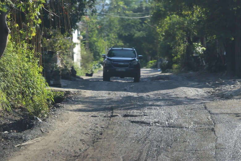 Cảnh s&aacute;t giao th&ocirc;ng Ph&uacute; Thọ xử l&yacute; h&agrave;ng loạt xe tải cỡ lớn c&agrave;y n&aacute;t tuyến đường d&acirc;n sinh- Ảnh 2.