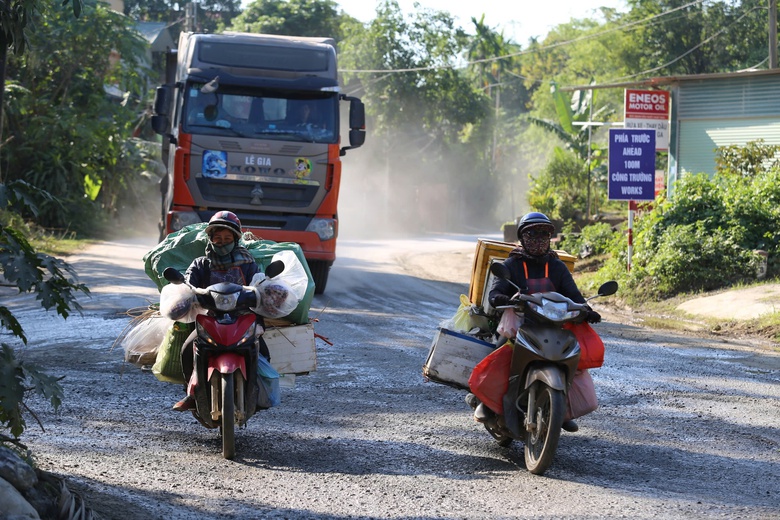 Cảnh s&aacute;t giao th&ocirc;ng Ph&uacute; Thọ xử l&yacute; h&agrave;ng loạt xe tải cỡ lớn c&agrave;y n&aacute;t tuyến đường d&acirc;n sinh- Ảnh 1.