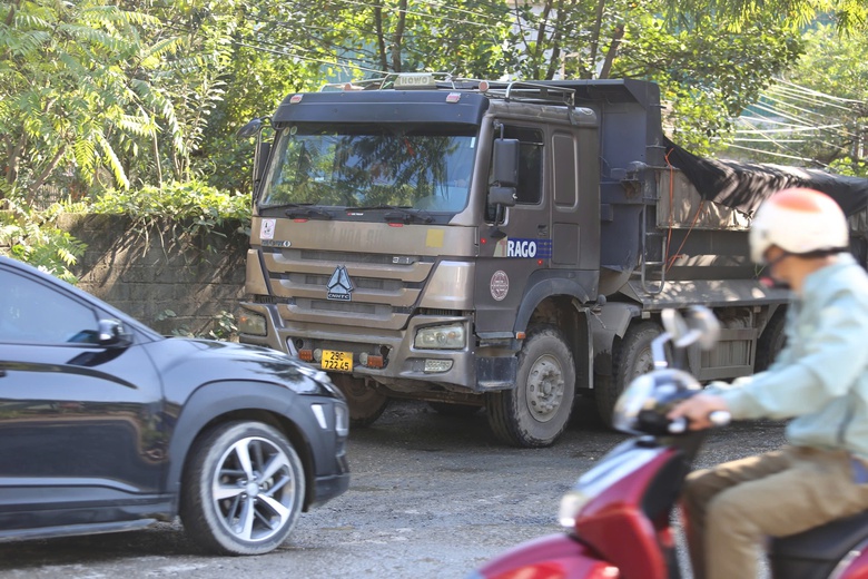 Cảnh s&aacute;t giao th&ocirc;ng Ph&uacute; Thọ xử l&yacute; h&agrave;ng loạt xe tải cỡ lớn c&agrave;y n&aacute;t tuyến đường d&acirc;n sinh- Ảnh 15.