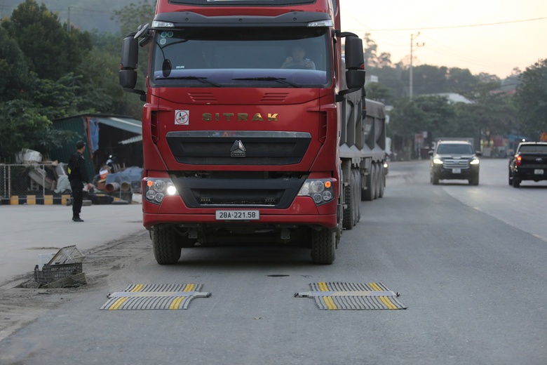 Cảnh s&aacute;t giao th&ocirc;ng Ph&uacute; Thọ xử l&yacute; h&agrave;ng loạt xe tải cỡ lớn c&agrave;y n&aacute;t tuyến đường d&acirc;n sinh- Ảnh 10.