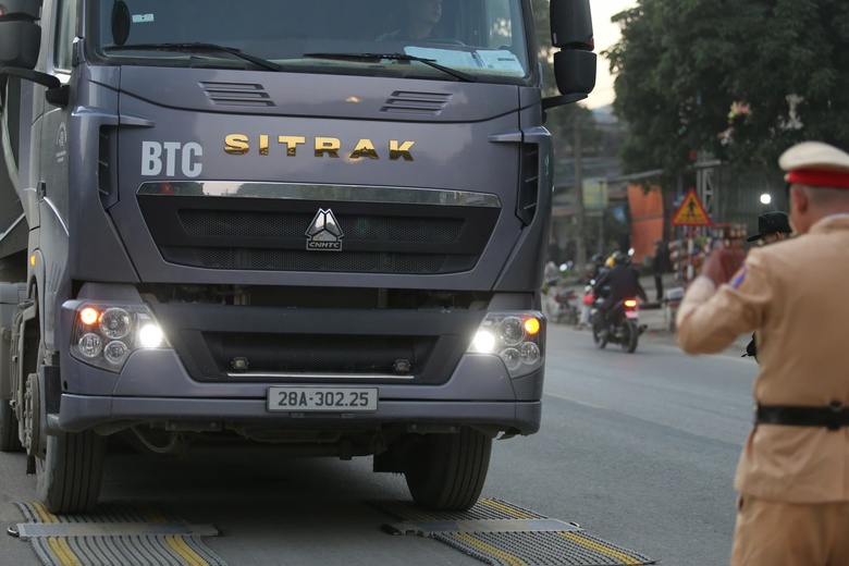 Cảnh s&aacute;t giao th&ocirc;ng Ph&uacute; Thọ xử l&yacute; h&agrave;ng loạt xe tải cỡ lớn c&agrave;y n&aacute;t tuyến đường d&acirc;n sinh- Ảnh 11.