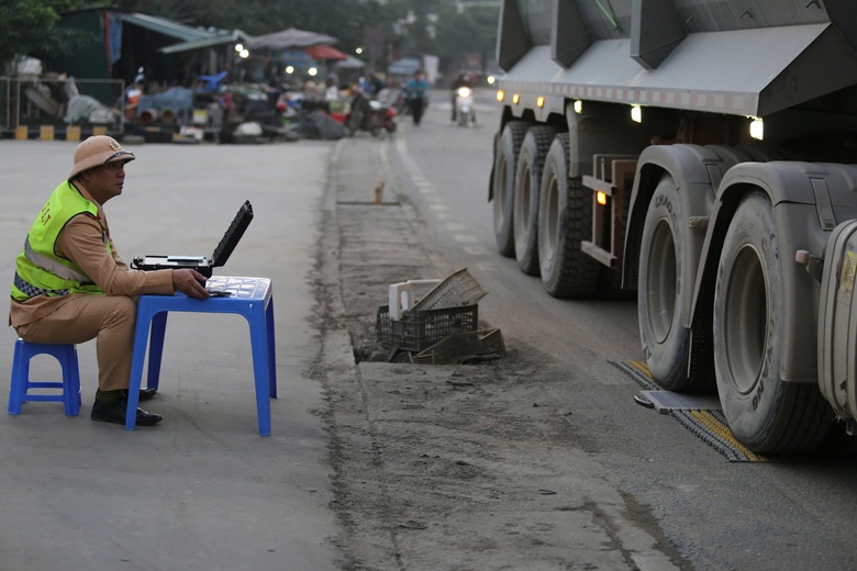 Cảnh s&aacute;t giao th&ocirc;ng Ph&uacute; Thọ xử l&yacute; h&agrave;ng loạt xe tải cỡ lớn c&agrave;y n&aacute;t tuyến đường d&acirc;n sinh- Ảnh 12.