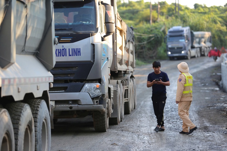 Cảnh s&aacute;t giao th&ocirc;ng Ph&uacute; Thọ xử l&yacute; h&agrave;ng loạt xe tải cỡ lớn c&agrave;y n&aacute;t tuyến đường d&acirc;n sinh- Ảnh 7.