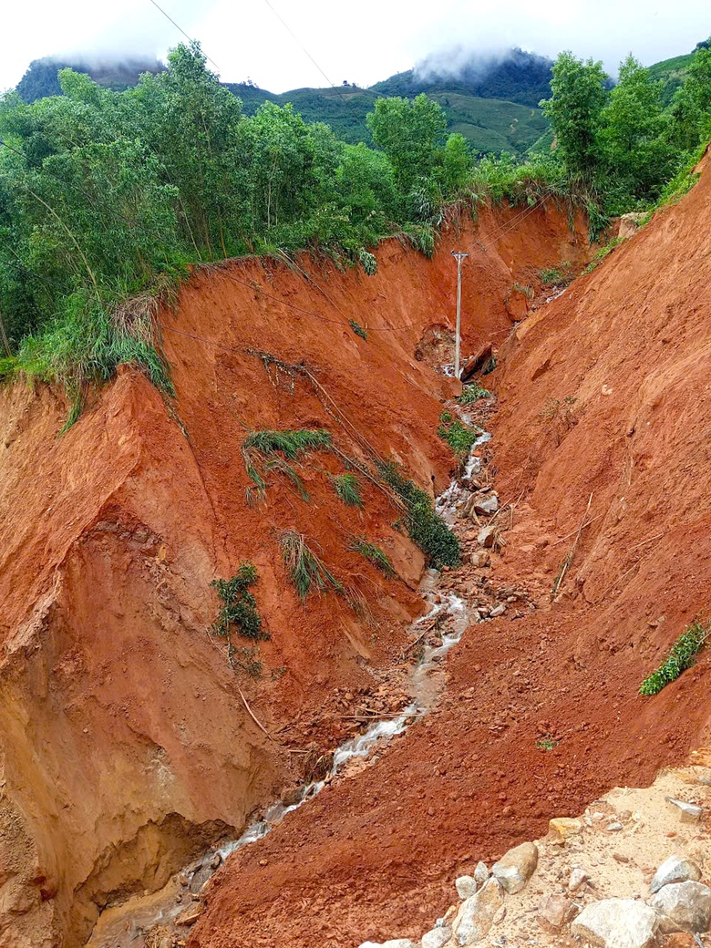 Quảng Ng&atilde;i c&ocirc;ng bố t&igrave;nh huống khẩn cấp về thi&ecirc;n tai tr&ecirc;n h&agrave;ng chục tuyến đường- Ảnh 1.