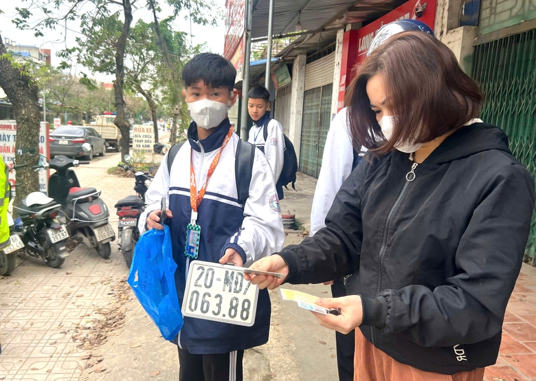 Cảnh sát giao thông Thái Nguyên xử lý nhiều học sinh vi phạm trong đợt cao điểm- Ảnh 2. Cảnh sát giao thông Thái Nguyên xử lý nhiều học sinh vi phạm trong đợt cao điểm- Ảnh 2.