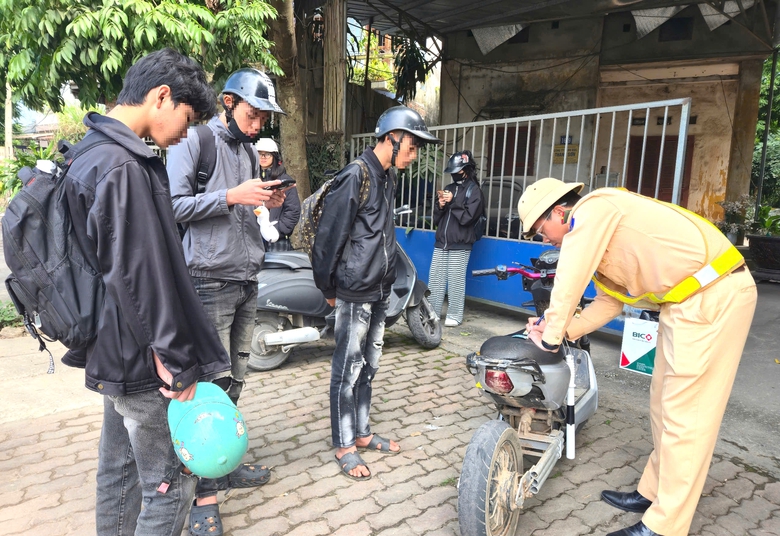 Cảnh sát giao thông Thái Nguyên xử lý nhiều học sinh vi phạm trong đợt cao điểm- Ảnh 3. Cảnh sát giao thông Thái Nguyên xử lý nhiều học sinh vi phạm trong đợt cao điểm- Ảnh 3.