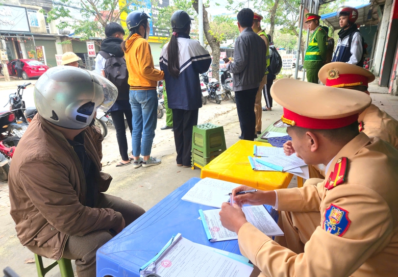 Cảnh sát giao thông Thái Nguyên xử lý nhiều học sinh vi phạm trong đợt cao điểm- Ảnh 5. Cảnh sát giao thông Thái Nguyên xử lý nhiều học sinh vi phạm trong đợt cao điểm- Ảnh 5.