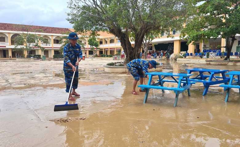 H&agrave;ng ngh&igrave;n c&aacute;n bộ, chiến sĩ hỗ trợ người d&acirc;n Kh&aacute;nh H&ograve;a, Đắk Lắk dọn dẹp sau lũ- Ảnh 2.