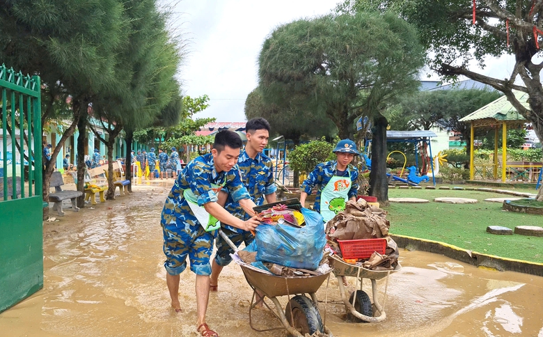 H&agrave;ng ngh&igrave;n c&aacute;n bộ, chiến sĩ hỗ trợ người d&acirc;n Kh&aacute;nh H&ograve;a, Đắk Lắk dọn dẹp sau lũ- Ảnh 3.
