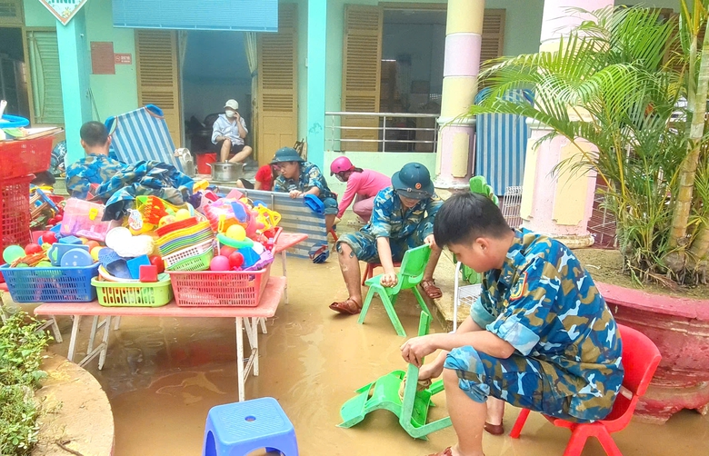 H&agrave;ng ngh&igrave;n c&aacute;n bộ, chiến sĩ hỗ trợ người d&acirc;n Kh&aacute;nh H&ograve;a, Đắk Lắk dọn dẹp sau lũ- Ảnh 1.