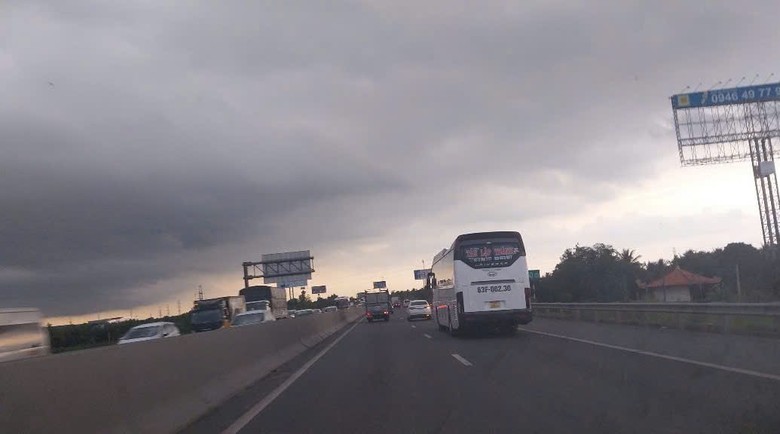 Tr&iacute;ch xuất camera điều tra vụ người đ&agrave;n &ocirc;ng nằm bất động tr&ecirc;n cao tốc qua Đồng Th&aacute;p- Ảnh 1.