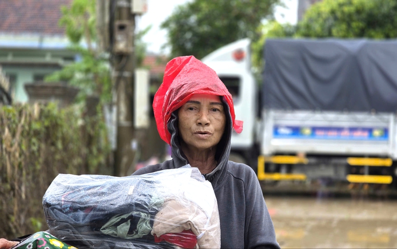 B&aacute;o X&acirc;y dựng c&ugrave;ng nh&agrave; t&agrave;i trợ trao đồ thiết yếu tới người d&acirc;n v&ugrave;ng lũ Ph&uacute; Y&ecirc;n- Ảnh 6.