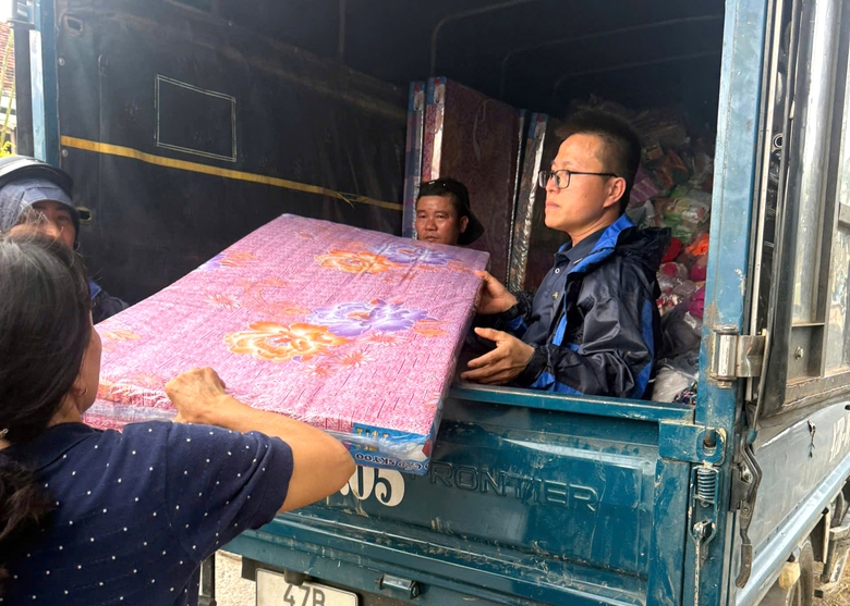 B&aacute;o X&acirc;y dựng c&ugrave;ng nh&agrave; t&agrave;i trợ trao đồ thiết yếu tới người d&acirc;n v&ugrave;ng lũ Ph&uacute; Y&ecirc;n- Ảnh 4.