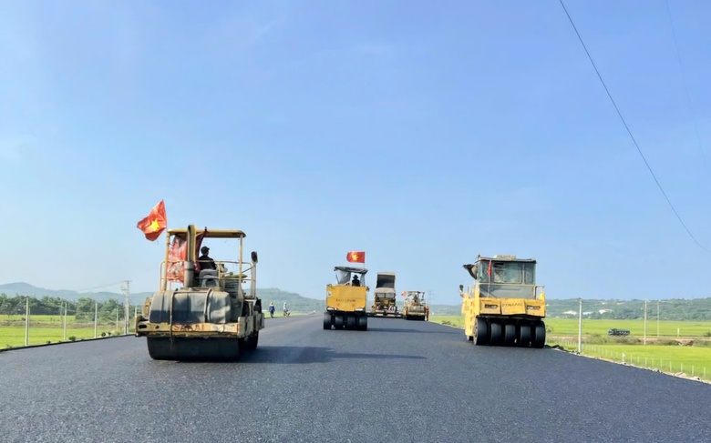 Điều phối nh&agrave; thầu tương trợ nhau, đẩy tiến độ cao tốc Ch&iacute; Thạnh - V&acirc;n Phong- Ảnh 1.
