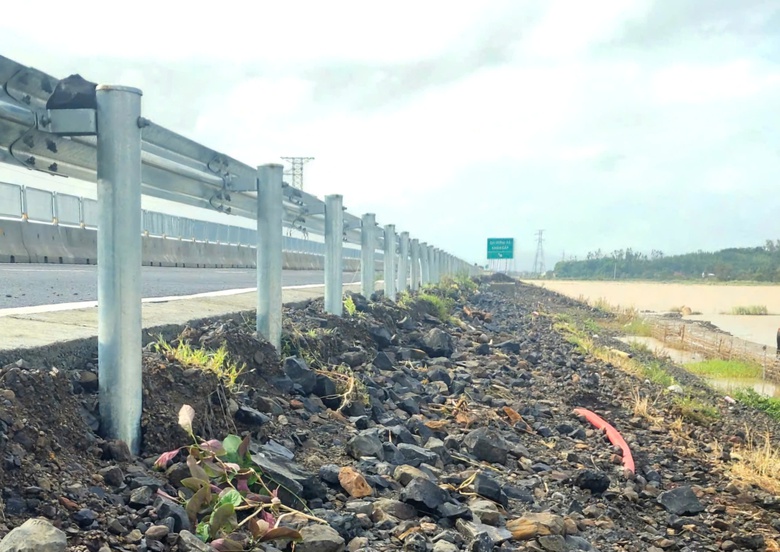 Nh&agrave; thầu sẵn s&agrave;ng bứt tốc sau lũ, đưa cao tốc Ch&iacute; Thạnh - V&acirc;n Phong về đ&iacute;ch- Ảnh 1.