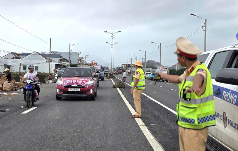Dồn lực cứu trợ t&acirc;m lũ Ph&uacute; Y&ecirc;n, gi&uacute;p người d&acirc;n vực dậy cuộc sống sau lũ- Ảnh 1.