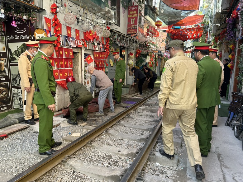 H&agrave; Nội: Tiếp tục kiểm tra, xử l&yacute; vi phạm tại &ldquo;phố c&agrave; ph&ecirc; đường t&agrave;u&rdquo; Kh&acirc;m Thi&ecirc;n - L&ecirc; Duẩn- Ảnh 2.