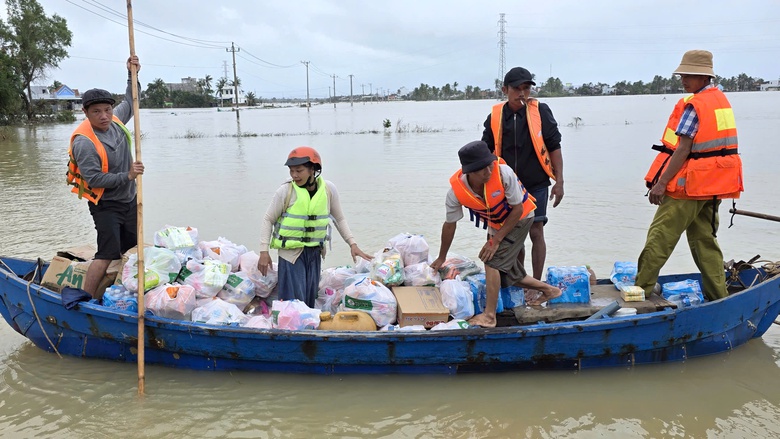Dồn lực cứu trợ t&acirc;m lũ Ph&uacute; Y&ecirc;n, gi&uacute;p người d&acirc;n vực dậy cuộc sống sau lũ- Ảnh 3.