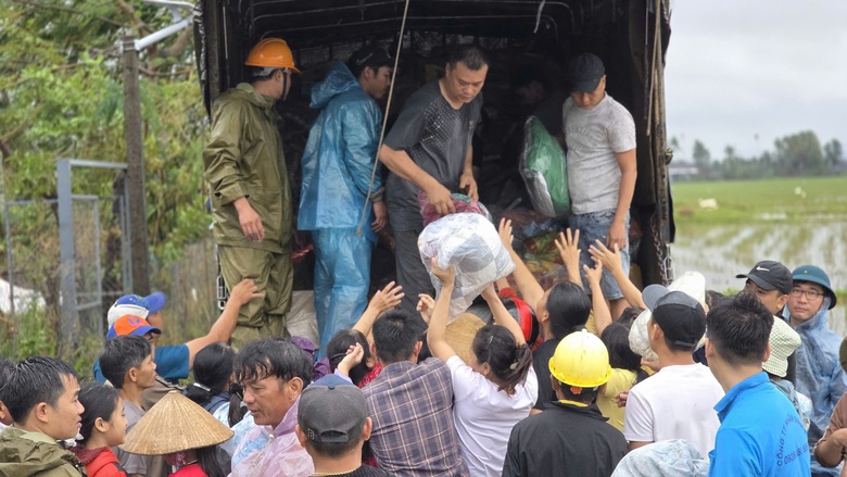 Dồn lực cứu trợ t&acirc;m lũ Ph&uacute; Y&ecirc;n, gi&uacute;p người d&acirc;n vực dậy cuộc sống sau lũ- Ảnh 5.