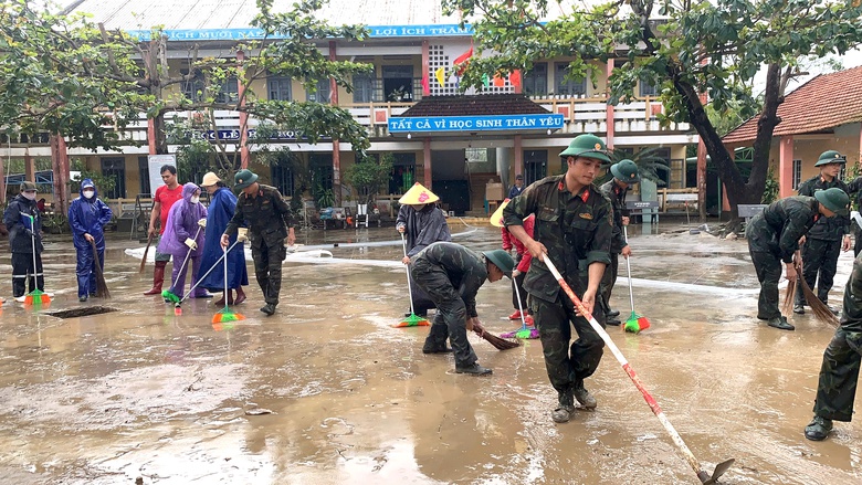 Dồn lực cứu trợ t&acirc;m lũ Ph&uacute; Y&ecirc;n, gi&uacute;p người d&acirc;n vực dậy cuộc sống sau lũ- Ảnh 6.