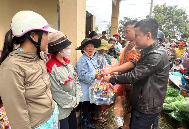 Dồn lực cứu trợ t&acirc;m lũ Ph&uacute; Y&ecirc;n, gi&uacute;p người d&acirc;n vực dậy cuộc sống sau lũ- Ảnh 2.
