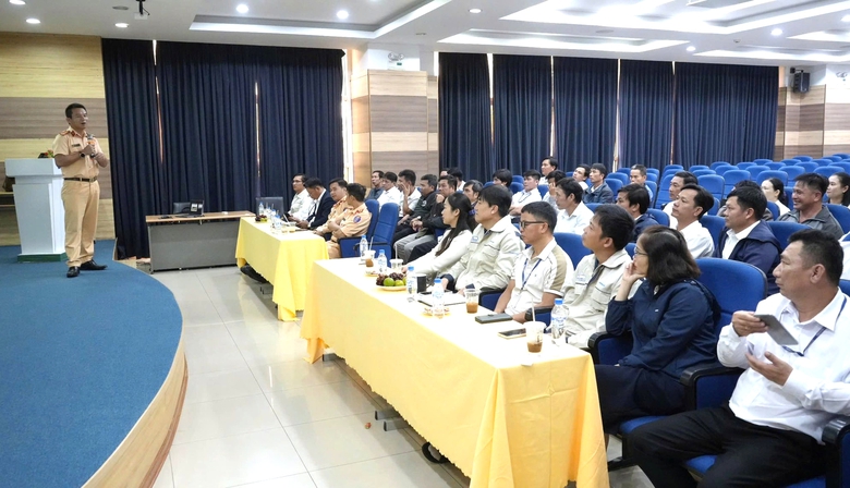 Quảng Ng&atilde;i: Tuy&ecirc;n truyền ph&aacute;p luật giao th&ocirc;ng đường bộ cho l&aacute;i xe đưa đ&oacute;n c&ocirc;ng nh&acirc;n- Ảnh 2.