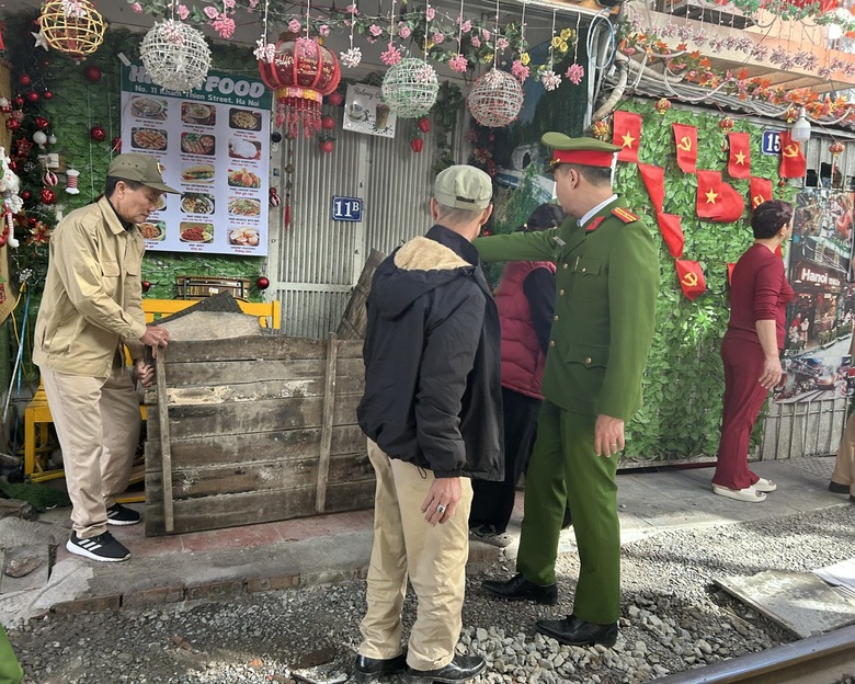 H&agrave; Nội: Tiếp tục kiểm tra, xử l&yacute; vi phạm tại &ldquo;phố c&agrave; ph&ecirc; đường t&agrave;u&rdquo; Kh&acirc;m Thi&ecirc;n - L&ecirc; Duẩn- Ảnh 3.