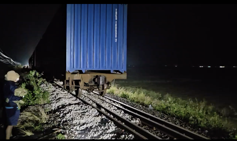 Khắc phục xong đường sắt Bắc - Nam, thông đường toàn tuyến- Ảnh 1. Khắc phục xong đường sắt Bắc - Nam, thông đường toàn tuyến- Ảnh 1.